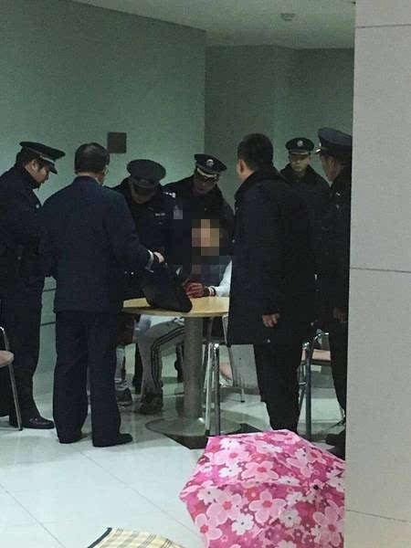 社区安全漏洞与人性的反思，男子持刀伤害女书记后自杀事件回顾